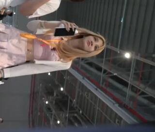 大师动漫展尾随几个美女tp裙底风光展台的红色lo裙