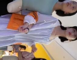 小姐姐连衣裙内往上看既然没穿内衣 弯腰时露出……..