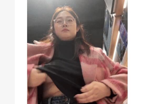 新鲜出炉的语文老师，喜爱露出，户外露出大奶子