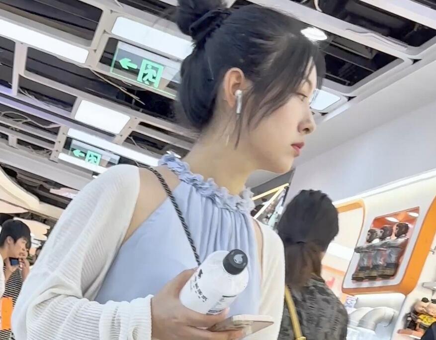 【KFC】长裙靓女独自逛街。白色内内前后CD