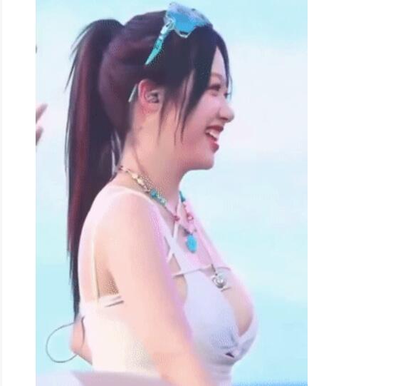 韩国人气女团Cignature成员❤️金智源❤️参加活动跳舞奶头露出清晰可见 这波粉丝福利也太大了！