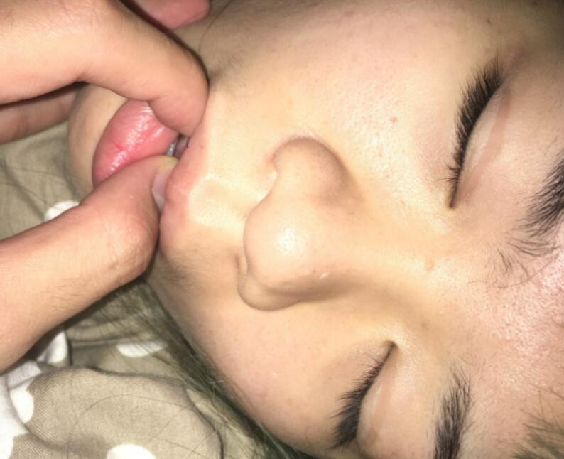 最新重磅炸弹 风骚性感妹子被下药后死猪一样疯狂玩美脚【1.66G】