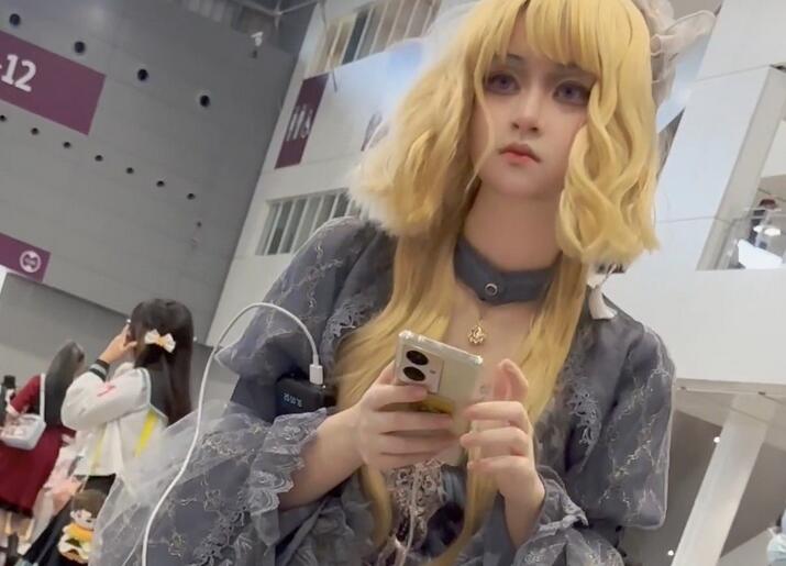 【KFC】打扮的像公主的COSER。洛丽塔裙白色丝袜盯着镜头看