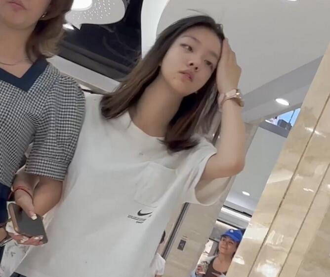 【KFC】JK学生妹和家长逛街。黑丝短袜肉色内内前后CD