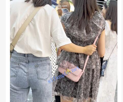 【KFC】长裙少妇和闺蜜逛街。肉色丝袜白色内内前后CD