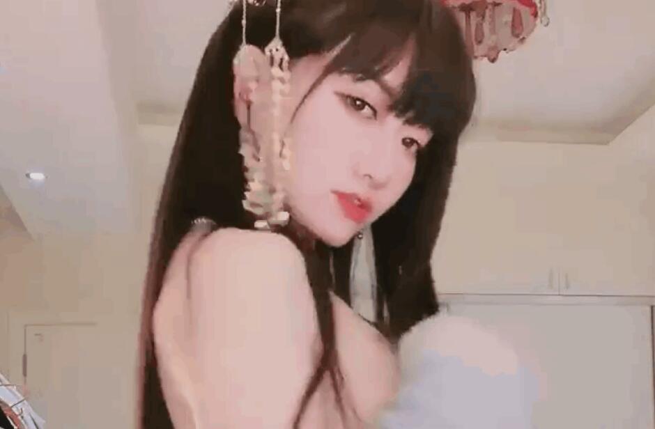 王炸！女神25厘米大屌狂插！终于高潮喷水了！【水冰月】