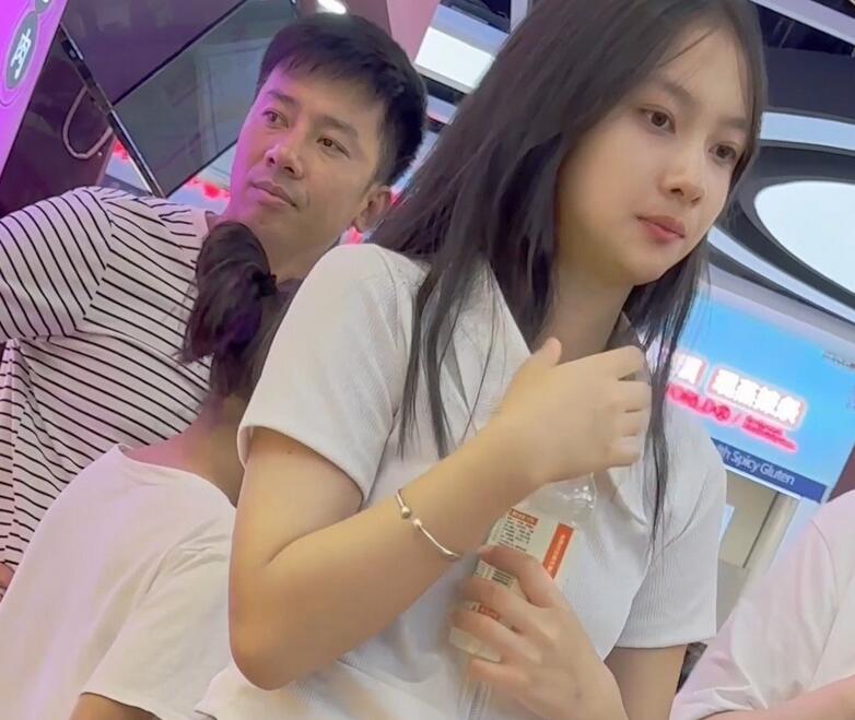 【KFC】短裙学生妹买小吃。淡绿色宅内前后CD