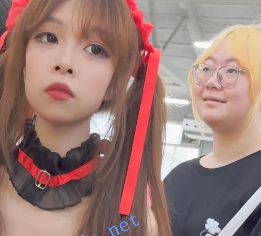 【KFC】学生妹和男友逛街 暴露癖穿特少毫不在意别人眼光