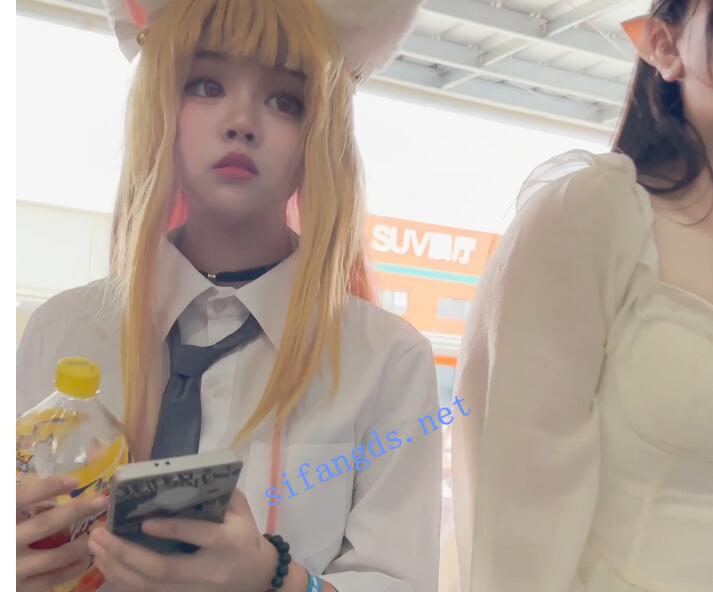 【KFC】牛仔裙少妇逛街。穿着暴露。黑色骚丁前后CD