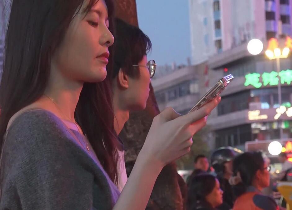 (BC-AA-402)小姐姐和男友逛街..半透明圆点内弯腰露屁股缝