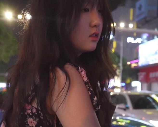 (BC-AA-407)花裙小姐姐逛夜市..裙摆被风吹起..性感肉臀粉窄内