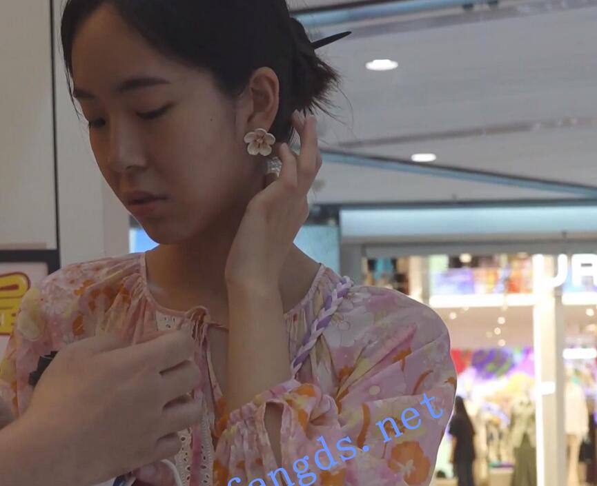 (BC-AA-406)花裙小姐姐排队买奶茶被CD..翘臀夹住条纹窄内