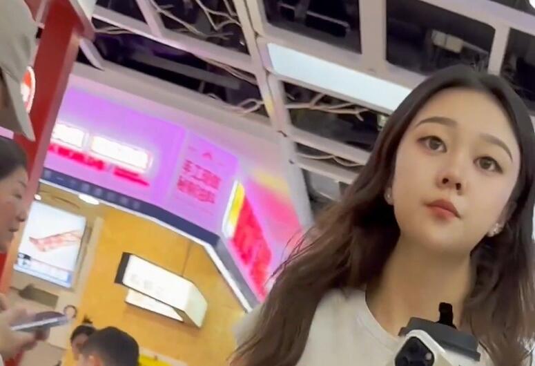 【KFC】牛仔短裙学生妹逛街。彩虹色窄内前后CD 可爱系