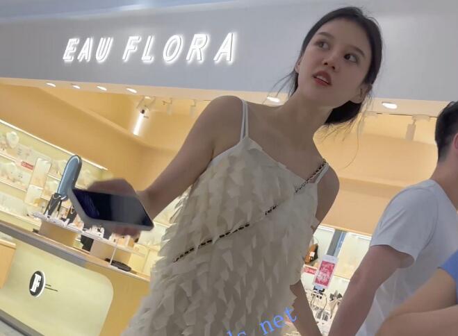【KFC】网红脸美女和男友逛街。吊带裙薄内内微微透黑森林