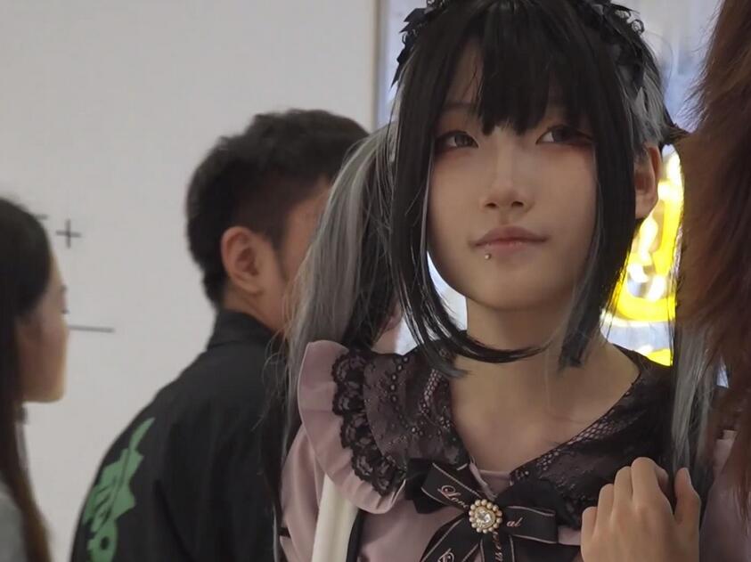 (BC-AA-437)双马尾背带裙美女逛街..黑色过膝袜黄内弯腰被抄底