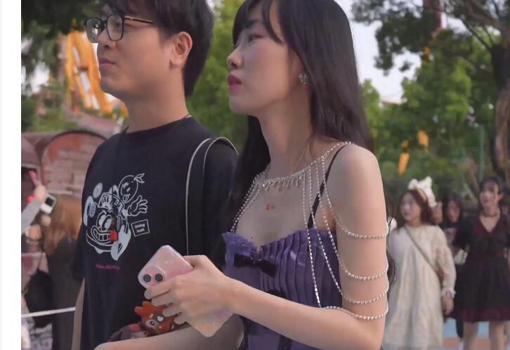 (BC-AA-439)吊带裙美女约会逛街..棕色透明丝袜排队被抄底