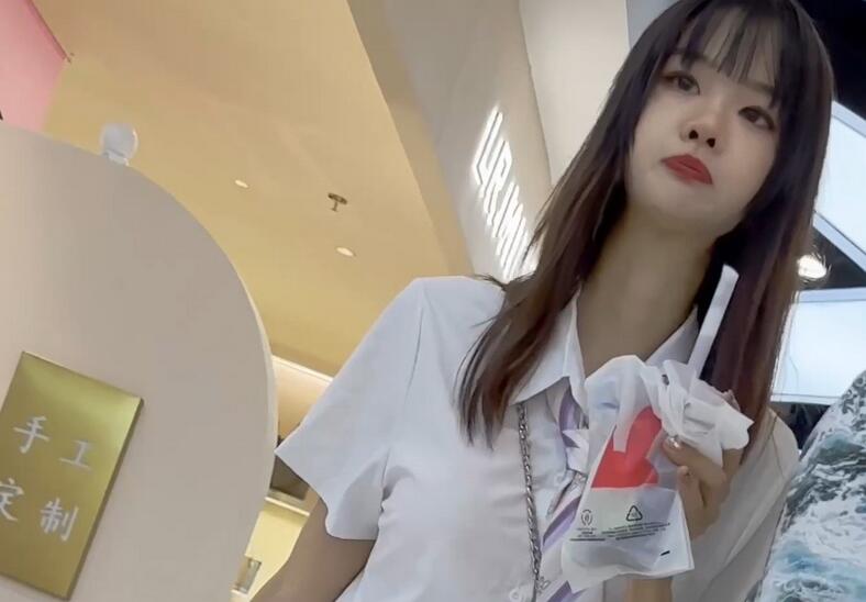 【KFC】制服JK靓女和男友逛街买奶茶。白色内内被B顶出形状