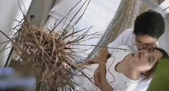 ❤️眼镜男和班花开房调情舌吻强势摸胸