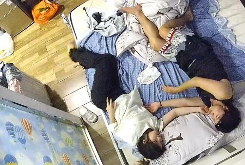 ❤️丸子头丰满少女和男友激情，翻来覆去从床上干到桌子上【1.3G】