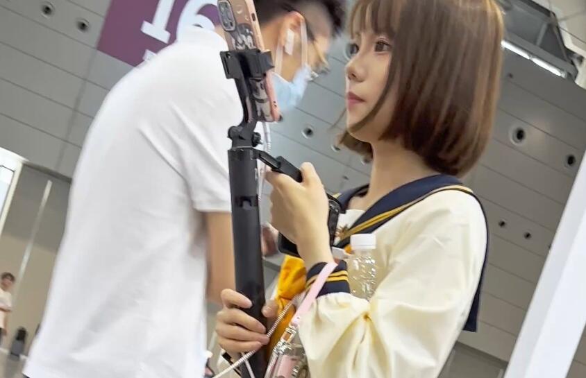 【KFC】女主播专注直播·时不时弯腰讲产品·花纹内都露出来了