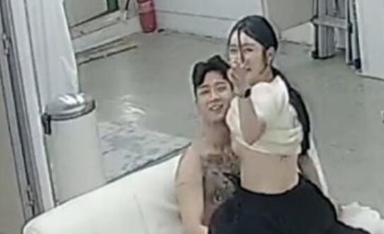 【破解摄像头】两位超高颜值女神办公室做爱