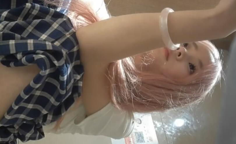 六月最新流出酒吧拍❤️小姐尿尿妹子嘴里叼着个啥玩意会发光