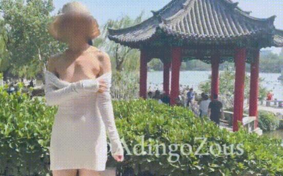 极限户外露出挑战『ZousAdingo』性感人妻尤物 满处是人的公园大胆全裸露出
