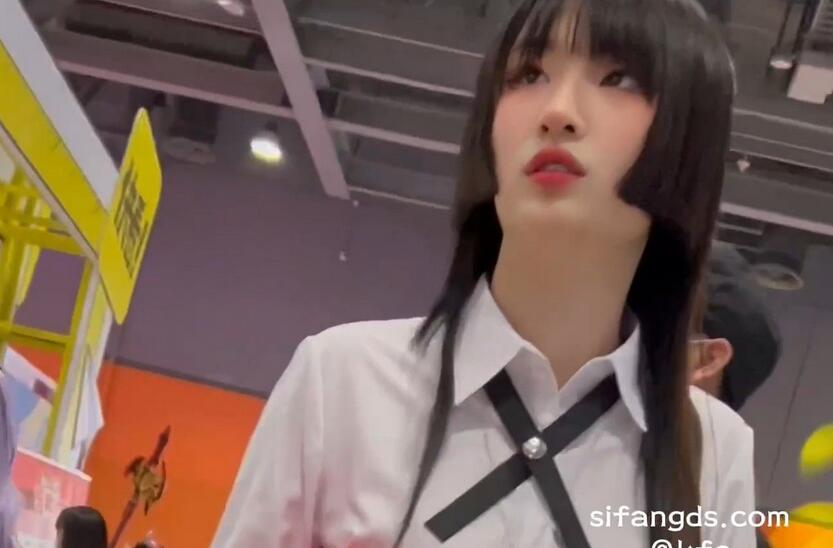 【KFC】制服JK学生妹和同学逛街拍照。黑丝袜白内前后CD