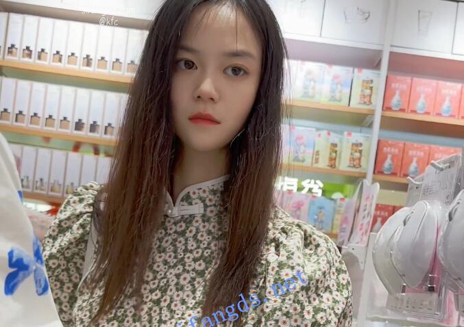 【KFC】长裙大眼靓女和闺蜜逛街买东西。白色内内前后CD